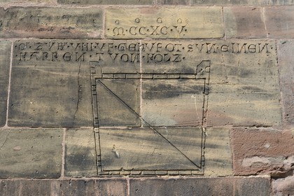 Allemagne, Bade-Wurtemberg, Fribourg en Brisgau, la cathédrale (Munster), gabarit pour la mesure du charbon au Moyen-age sur la façade extérieure