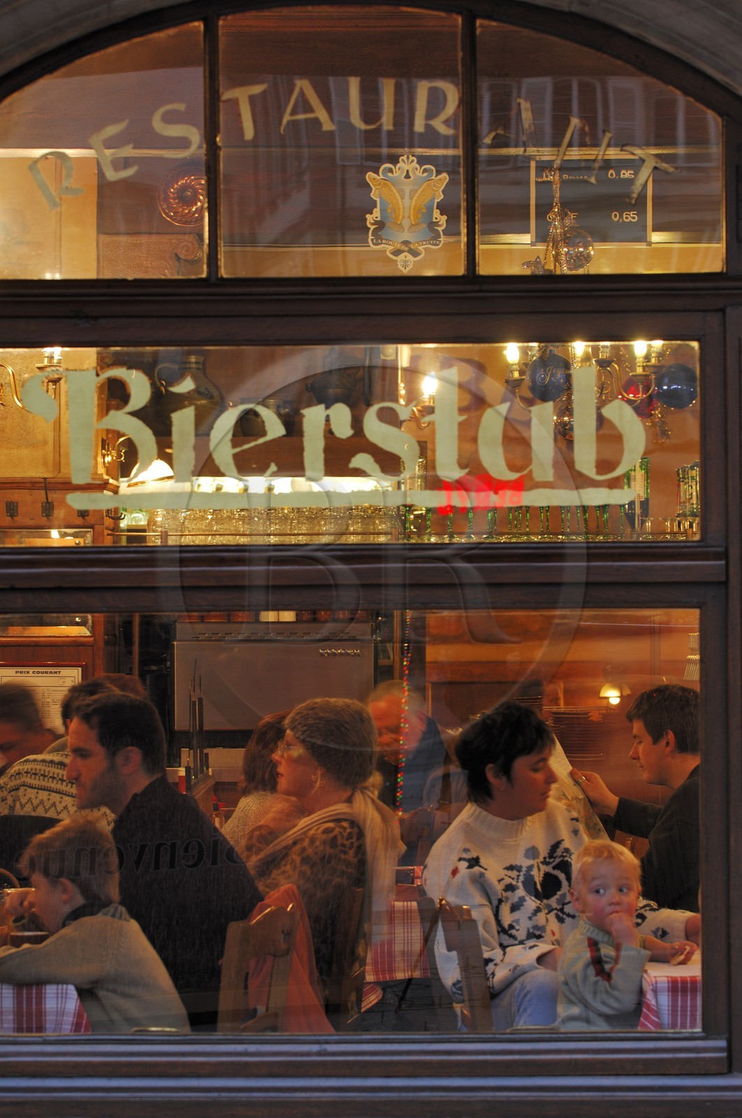 France, Bas Rhin (67), Strasbourg, vitrine d'une bierstub (bar a biere) place Gutenberg