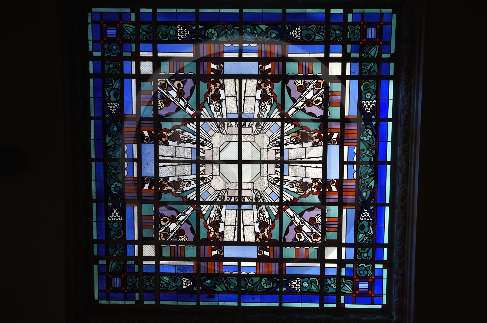 France, Allier (03), Vichy, Hotel de ville, vitrail de la verrière du maitre-verrier Francis Chigot 1928