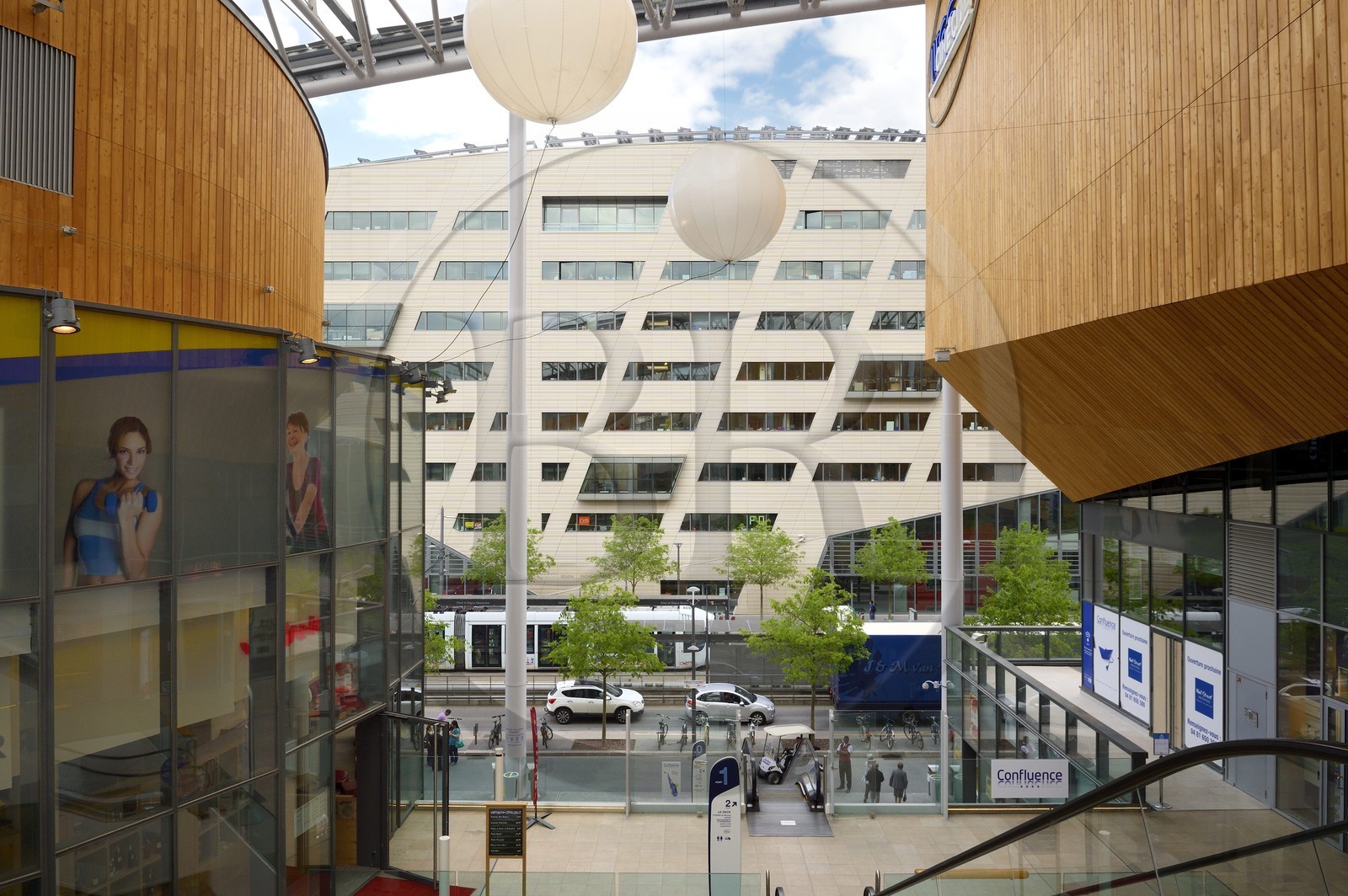 France, Rhône (69), Lyon, nouveau quartier de La Confluence au sud de la Presqu'île, le centre commercial de Confluence et le siège du Conseil régional de Rhône-Alpes réalisé par Christian de Portzamparc en arrière plan