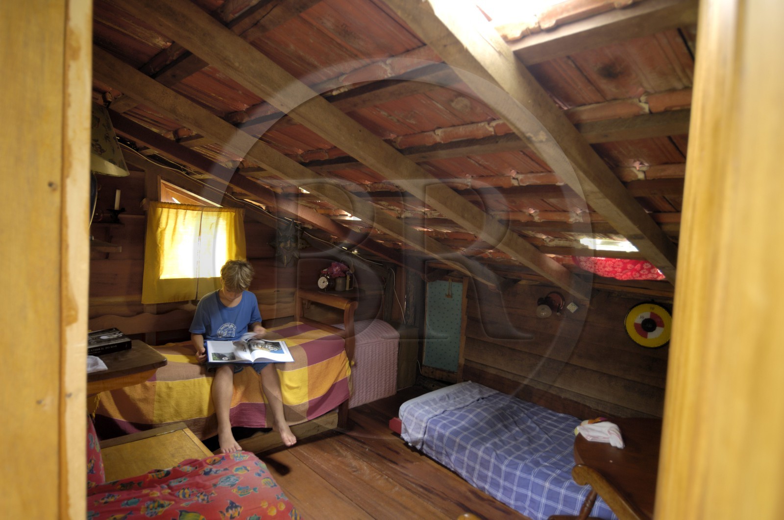 Brésil, Etat de Rio de Janeiro, Paraty, Ile Catimbau, la maison familliale à la mode Robinson Crusoé de Maria Irène Campers, Thomas Campers dans sa chambre Brésil, Etat de Rio de Janeiro, Paraty, Ile Catimbau, la maison familliale à la mode Robinson Crusoé de Maria Irène Campers, Thomas Campers dans sa chambre