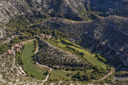 France, Hérault (34), les Causses et les Cévennes, paysage culturel de l'agro-pastoralisme méditerranéen inscrit au Patrimoine Mondial de l'UNESCO, Saint-Maurice-Navacelles, le Cirque de Navacelles, le rocher de la Vierge est entouré par un bras mort de la rivière La Vis (vue aérienne)
