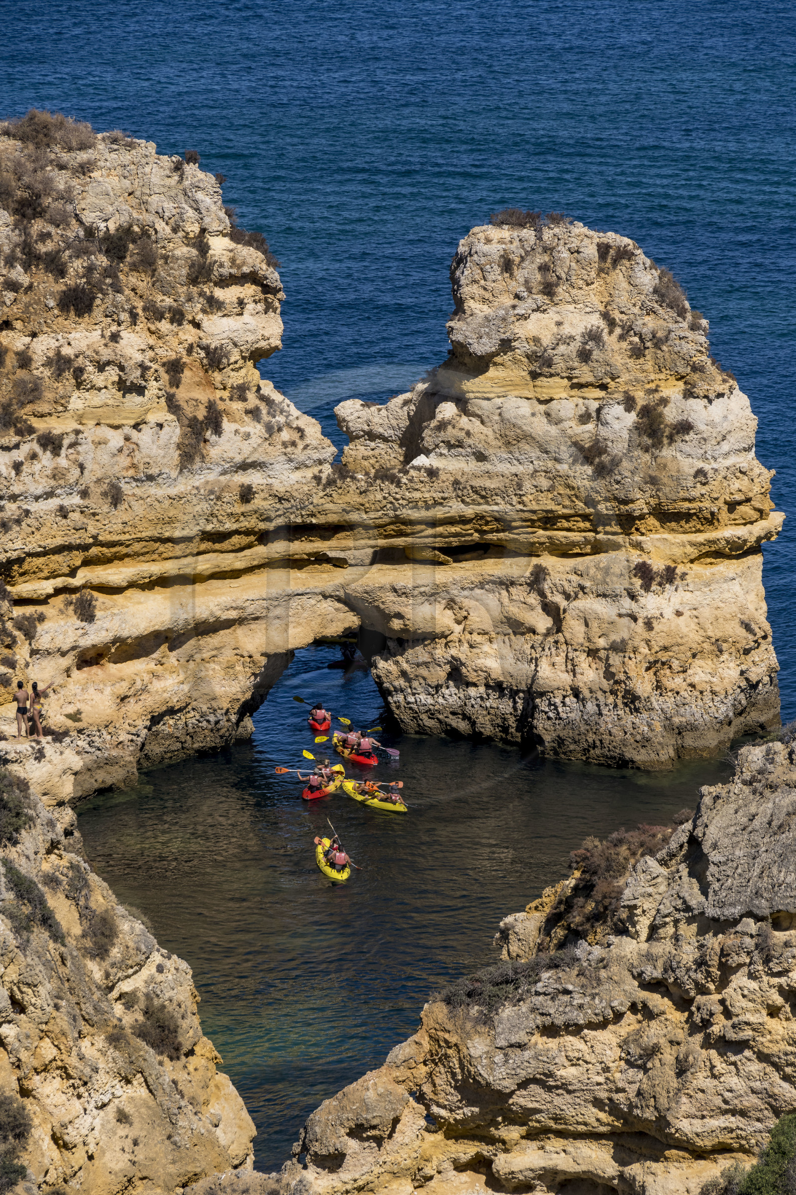 Portugal, Algarve, Lagos, découverte en kayak des formations rocheuses et des falaises de la Ponta da Piedade en face de Praia da Boneca