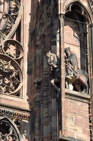 France, Bas-Rhin (67), Strasbourg, vieille ville classée au Patrimoine Mondial de l'UNESCO, la cathédrale Notre-Dame, la facade occidentale, une des statues équestres représentant les rois et empereurs