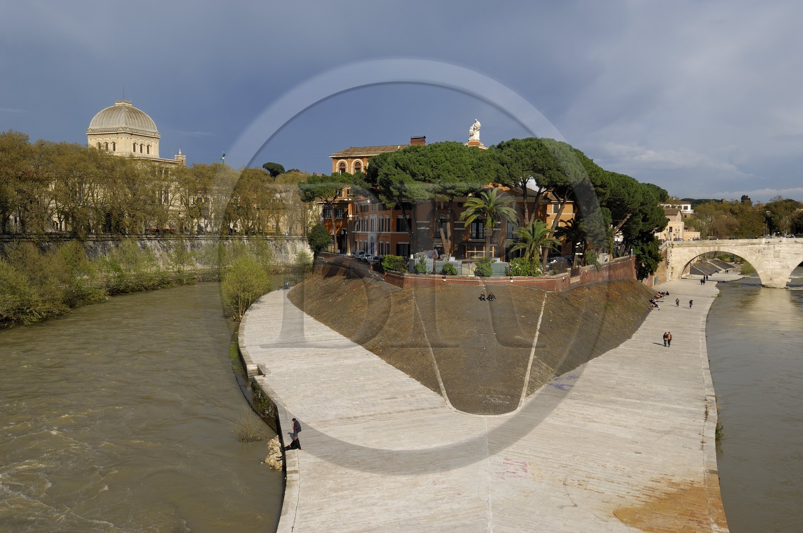 Italie, Latium, Rome, Italie, Latium, Rome, centre historique classé Patrimoine Mondial de l'UNESCO, Isola Tiberina (île Tiberine), quai du Tibre