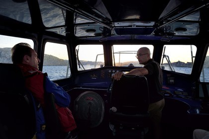 France, Bouches-du-Rhône (13), Marseille, le Pilote maritime de la Station de Pilotage de Marseille-Fos et Président du Club de la Croisière Marseille Provence Jean-François Suhas, à bord d'une pilotine