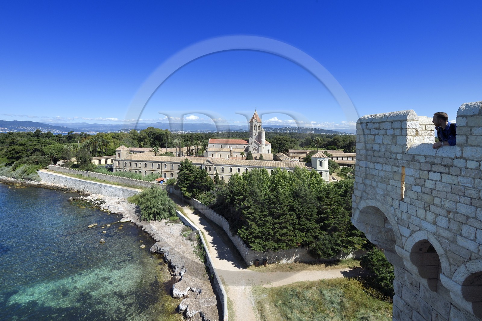 France, Alpes-Maritimes (06), Cannes, Iles de Lérins, Ile de Saint-Honorat, Abbaye de Lérins, ancien monastère fortifié élevé en 1073 et l'église abbatiale du monastère