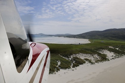 Royaume-Uni, Ecosse, Hébrides extérieures, Ile de Barra, plage à marée basse de la côte Nord qui est aussi la piste de l'aéroport de Barra (vue aérienne)