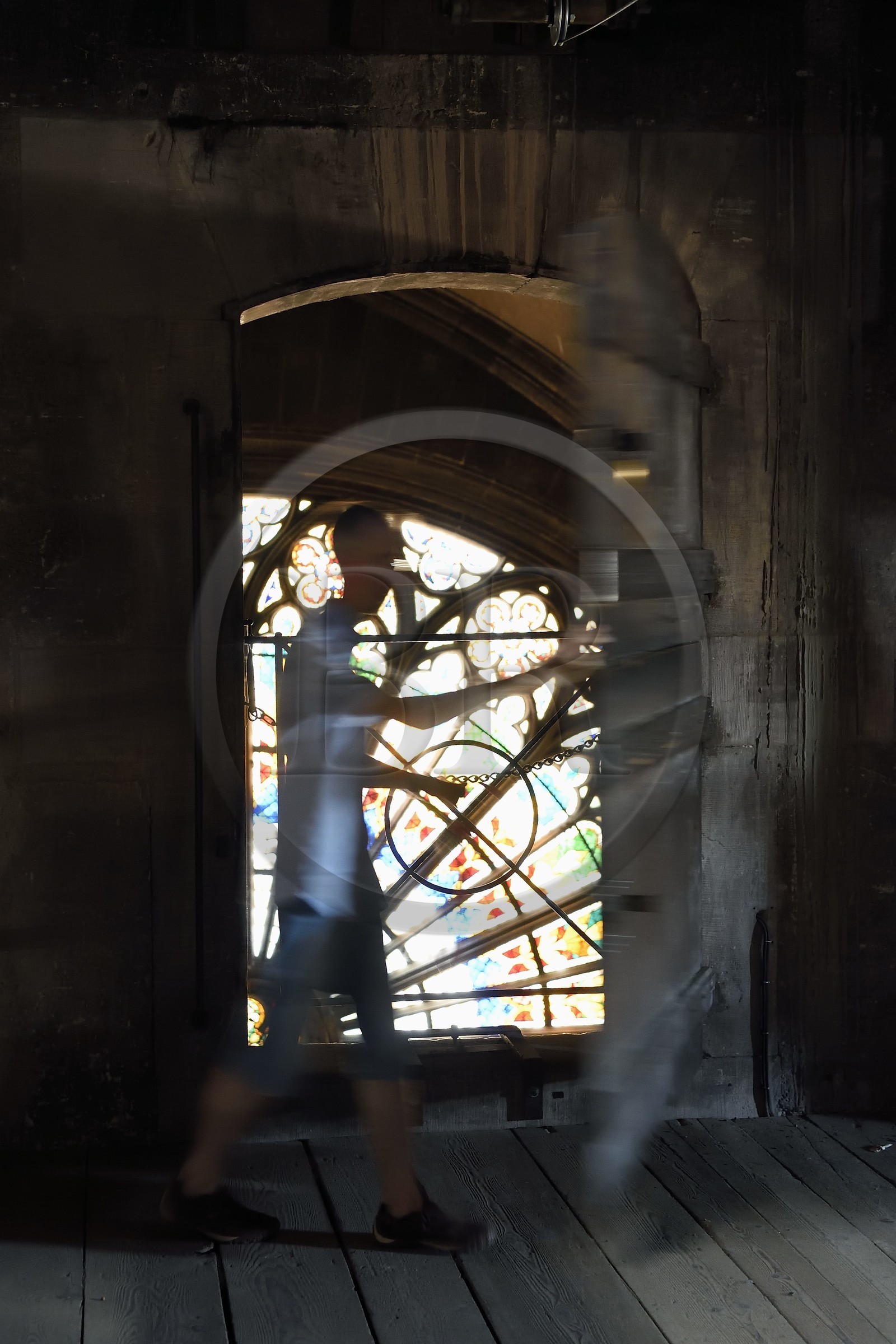 France, Bas-Rhin (67), Strasbourg, vieille ville classée au Patrimoine Mondial de l'UNESCO, la cathédrale Notre-Dame, charpente des combles de la nef, au fond de la pièce une porte ouvre directement sur la grande rosace