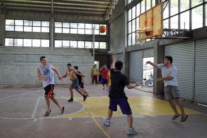 Philippines, province d'Ifugao, ville de Banaue, des jeunes jouent au très populaire basket dans la salle des sports