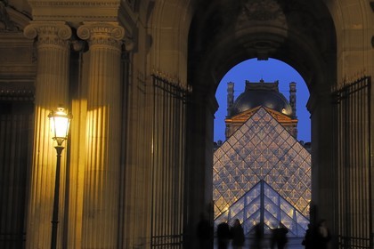 France, Paris (75), le musée et la pyramide du Louvre de l'architecte Ieoh Ming Pei