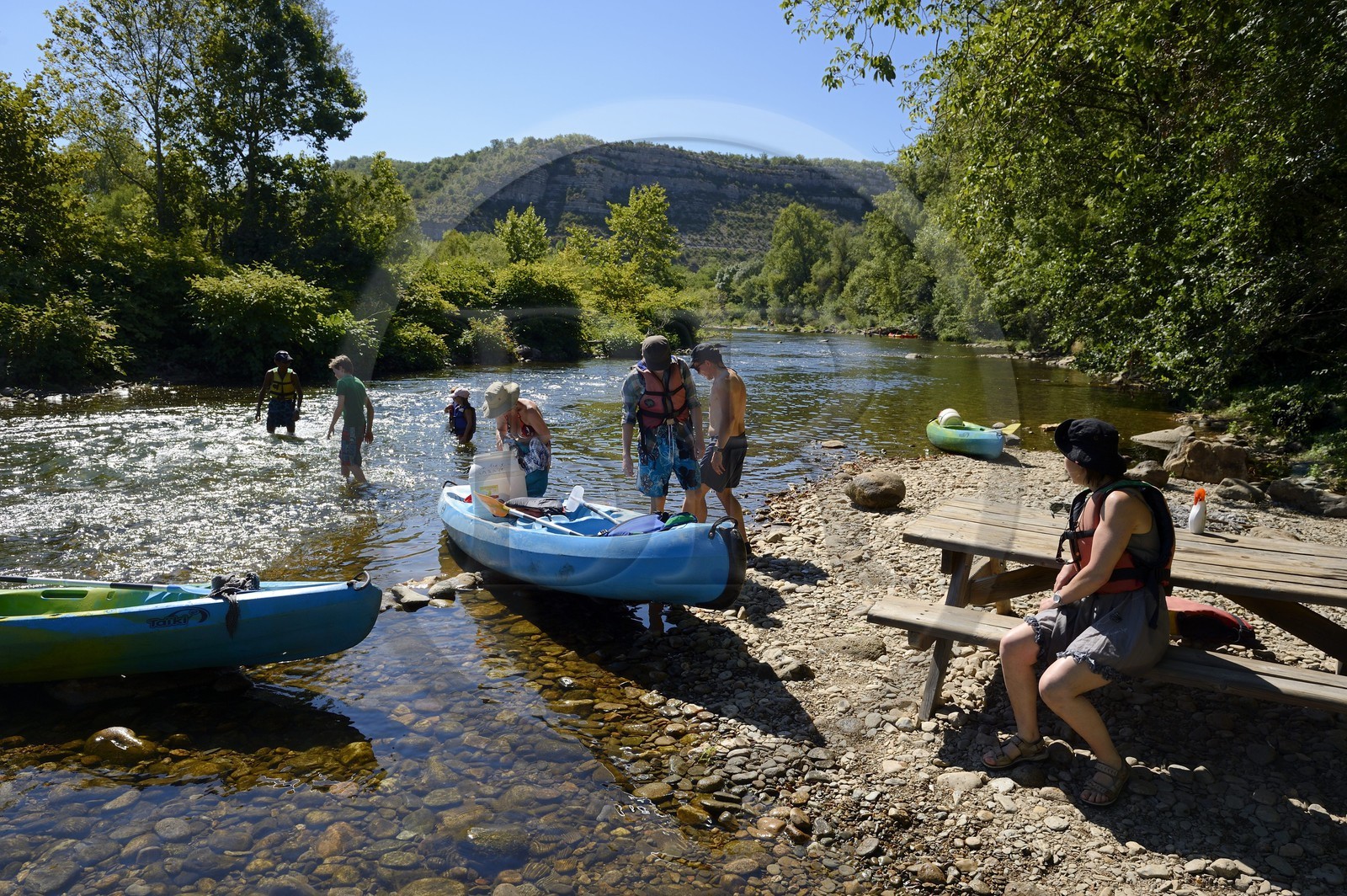 France, Ardèche (07), Les Vans, kayaks descendant la rivière Chassezac
