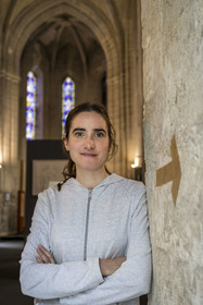 France, Vaucluse (84), Avignon, l'artiste Salomé Fauc qui expose dans l'ancienne église du Couvent des Cordeliers pour le Parcours de l'Art, association qui investit des lieux patrimoniaux pour présenter la création contemporaine sous ses différentes formes