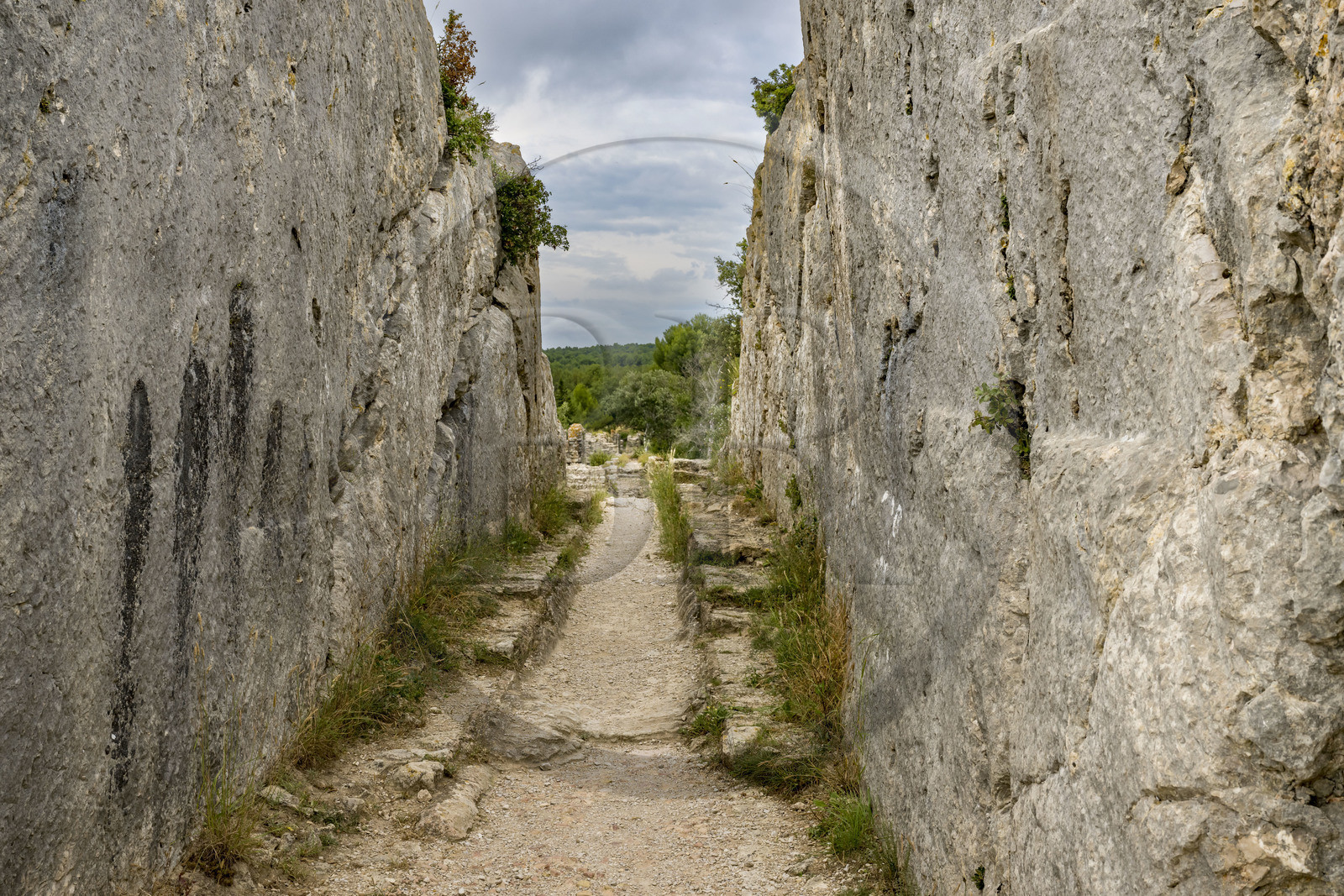 France, Bouches-du-Rhône (13), Fontvieille, chemin de Caparon, vestiges gallo-romain de l'Aqueduc de Barbegal, extrémité de l'aqueduc creusée dans la roche avant les 16 moulins de la meunerie de Barbegal du IIème siècle