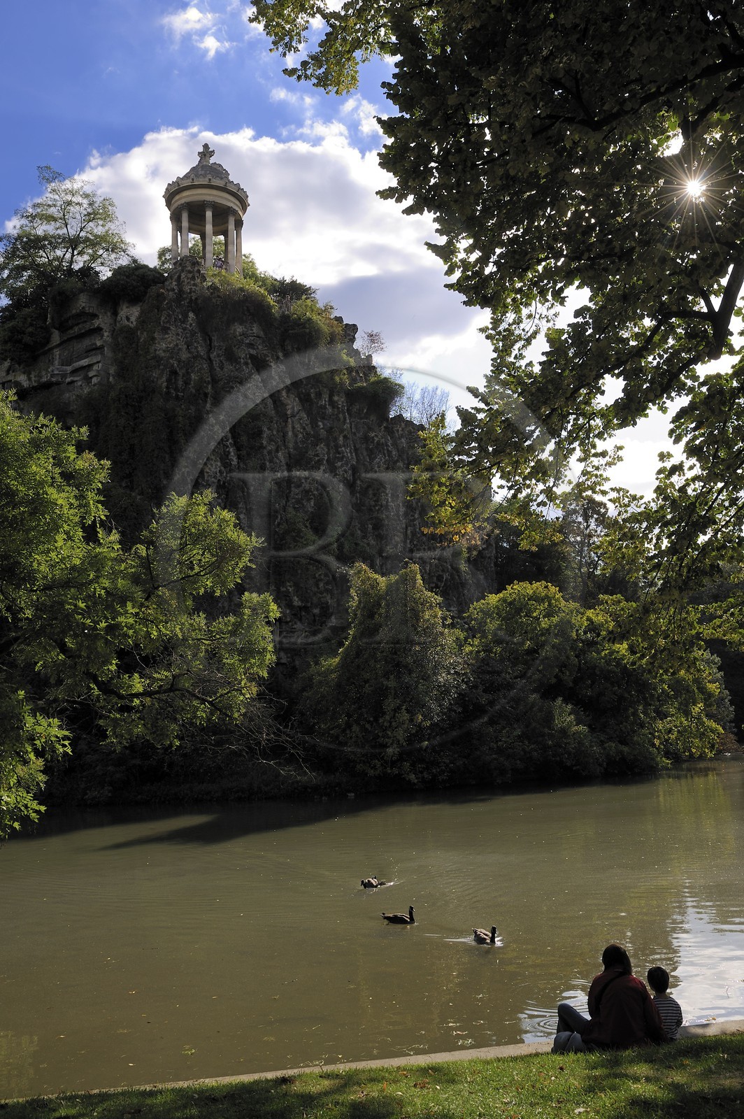 France, Paris (75), parc des Buttes Chaumont, l'île du parc surmontée du temple de la Sibylle construit en 1869 par l'architecte Gabriel Davioud