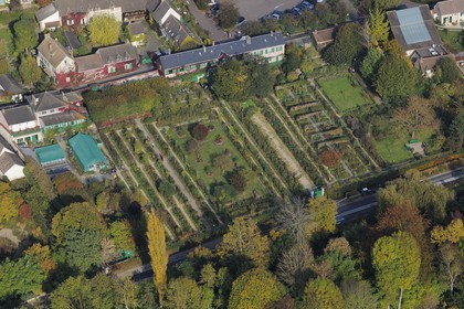 France, Eure (27), Giverny, jardin et maison de Monet (vue aérienne)