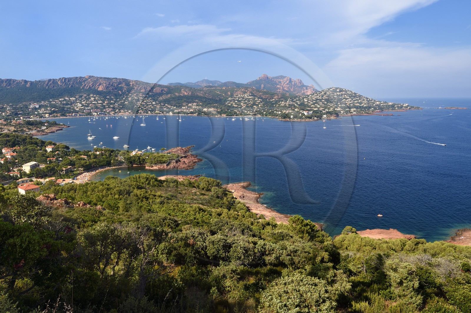 France, Var (83), Agay commune de Saint-Raphaël, massif de l'Estérel, la rade d'Agay, le rastel d'Agay et le Pic du Cap Roux en arrière plan