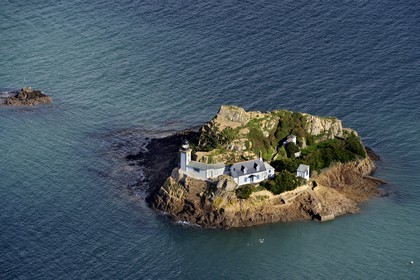 France, Finistère (29), baie de Morlaix, Carantec,  maison-phare de l'Ile Louet (aussi une maison d'hôtes en saison estivale) (vue aérienne)