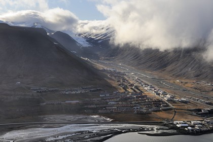 Norway, Svalbard (Spitzbergen), Longyearbyen (aerial view)