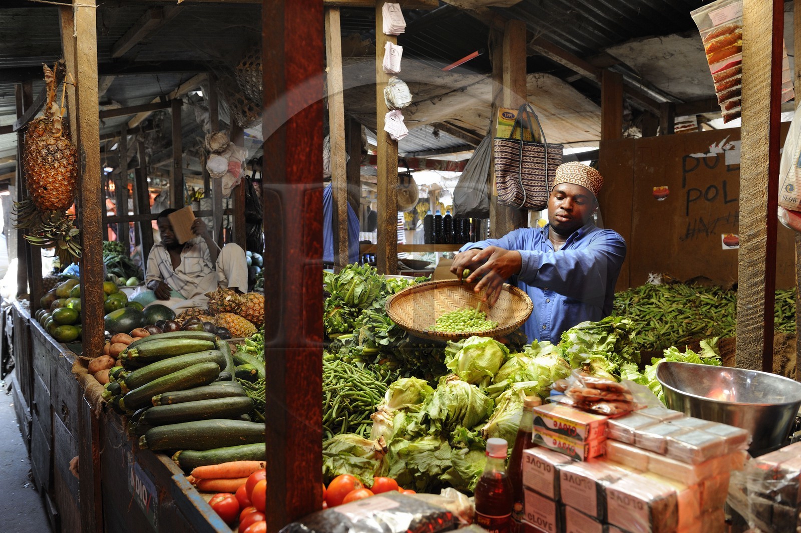 Tanzanie, archipel de Zanzibar, île de Unguja (Zanzibar), ville de Zanzibar, quartier Stone Town, classé Patrimoine Mondial de l' UNESCO, le marché de Darajani, étal de légumes Tanzanie, archipel de Zanzibar, île de Unguja (Zanzibar), ville de Zanzibar, quartier Stone Town, classé Patrimoine Mondial de l' UNESCO, le marché de Darajani, étal de légumes