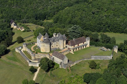France, Dordogne (24), Périgord Noir, vallée de la Dordogne, Sainte-Mondane, le chateau de Fénelon (vue aérienne)