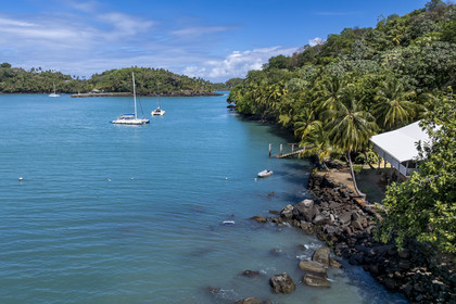 France, Guyane, Kourou, Iles du Salut, l'Ile Saint-Joseph qui abritait le bagne consacré à la réclusion cellulaire, l'Ile Royale en arrière plan(vue aérienne)