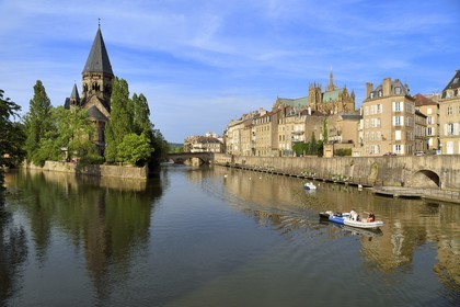 France, Moselle (57), Metz, Ile du Petit-Saulcy, le temple neuf ou église des allemands de culte protestant reformé et les berges de la Moselle canalisée avec la cathédrale Saint-Etienne en arrière plan à droite