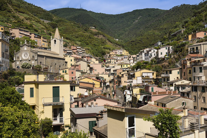 Italie, Ligurie, Cinque Terre, parc national des Cinque Terre classé Patrimoine Mondial de l'UNESCO, village de Riomaggiore et l'église paroissiale San Giovanni Battista (Saint Jean Baptiste)