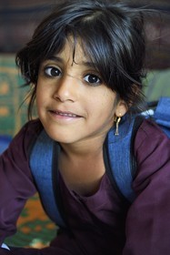 Sultanat d'Oman, gouvernorat de Ash Sharqiyah, désert des Wahiba Sands ou Sharqiya Sands, village bédouin de al-Wasil, famille bédouine al-Badri, Nadjoua qui rentre de l'école