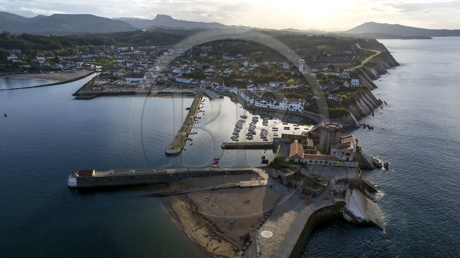 France, Pyrénées-Atlantiques (64), la côte du Pays-Basque, Ciboure, le fort de Socoa construit sous Louis XIII remanié par Vauban et son petit port de plaisance dans la baie de Saint-Jean-de-Luz (vue aérienne) France, Pyrénées-Atlantiques (64), la côte du Pays-Basque, Ciboure, le fort de Socoa construit sous Louis XIII remanié par Vauban et son petit port de plaisance dans la baie de Saint-Jean-de-Luz (vue aérienne)