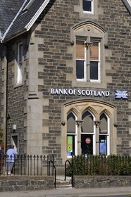 Royaume-Uni, Ecosse, région des Highlands, les Hébrides, île de Skye, port de Portree, une agence de la Royal Bank of Scotland