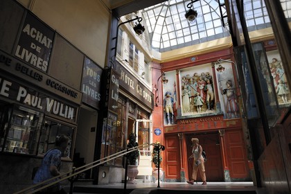 France, Paris (75), Passage Jouffroy avec le musée Grévin, l'hotel Chopin et la Librairie Paul Vulin
