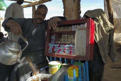 Egypte, Haute Egypte, Daraw au nord d'Assouan, restaurant du marché aux animaux, préparation du thé