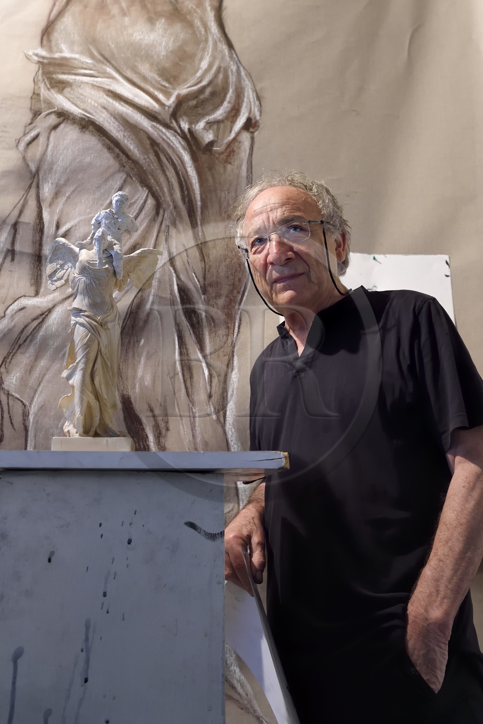 France, Ivry-sur-Seine (94), l'artiste plasticien Ernest Pignon-Ernest dans son atelier