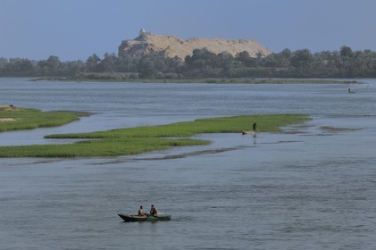 Egypte, Haute Egypte, vallée du Nil, barque de pêcheur sur le Nil entre Louxor et Esna