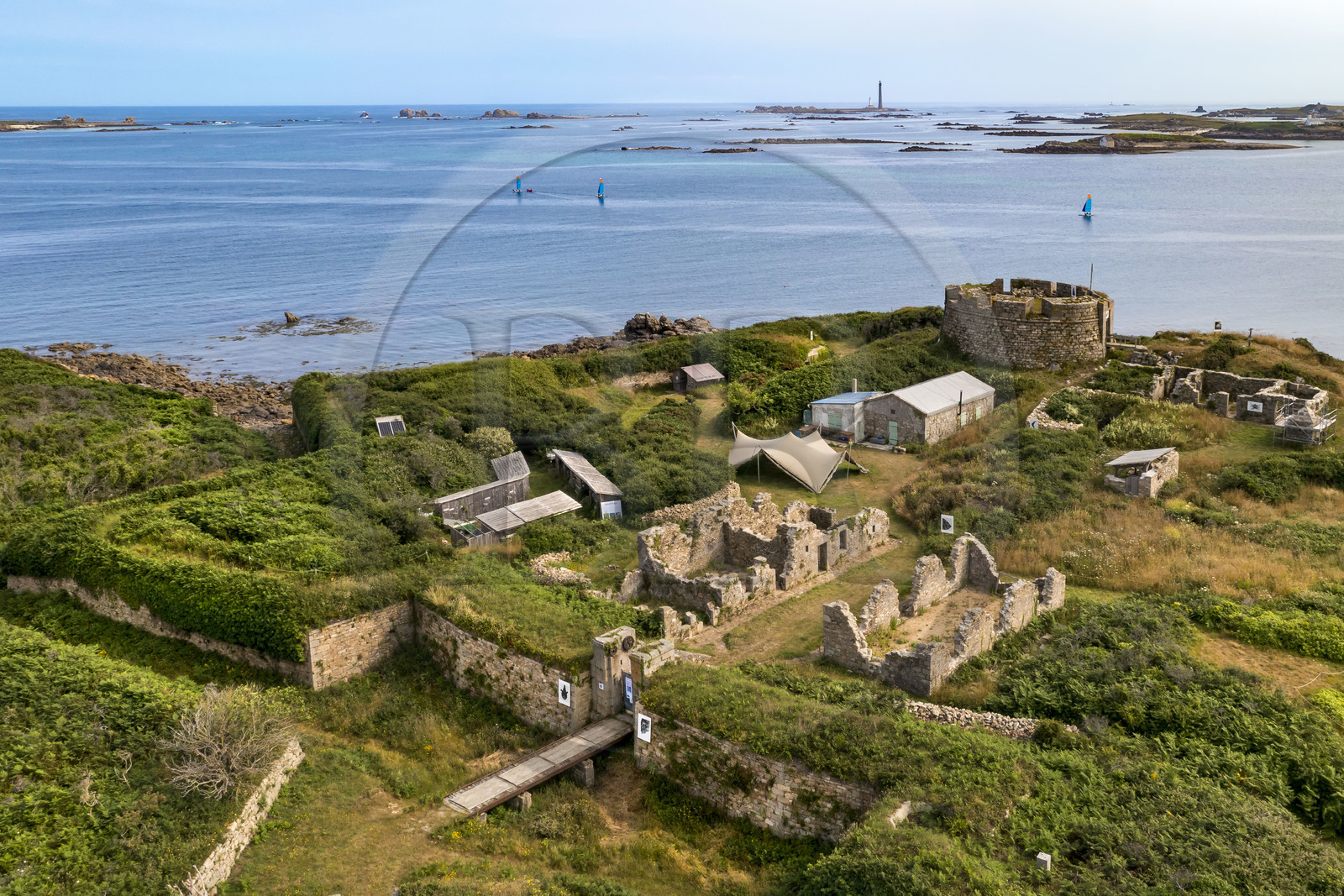 France, Finistère (29), Pays des Abers, estuaire de l'Aber Wrac'h, fort construit par Vauban début XVIIIème siècle sur l'Ile Cèzon, le phare de l'Ile Vierge en arrière plan (vue aérienne)