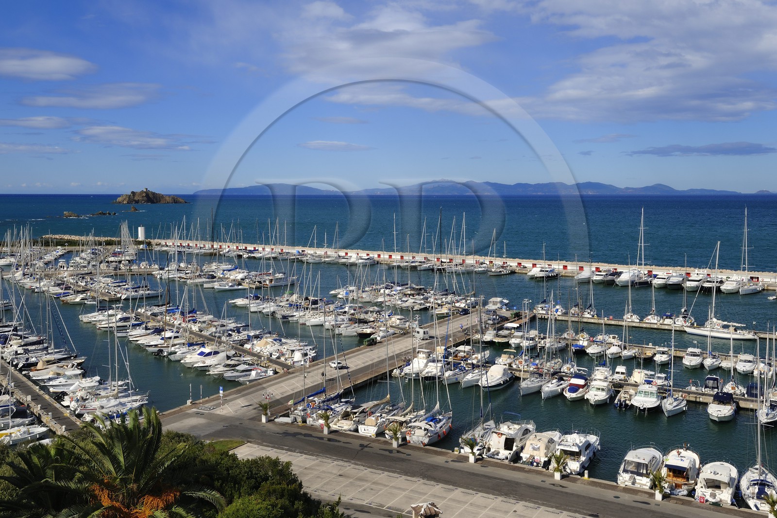 Italie, Toscane, marina de Punta Ala et l'Ile d'Elbe en arrière plan