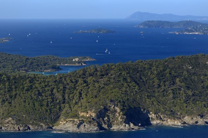 France, Var (83), Iles d'Hyères, parc national de Port Cros, la côte Sud Est de l'Ile de Porquerolles, l'Ile du Grand Ribaub et la presqu'Ile de Giens en arrière plan à droite (vue aérienne)