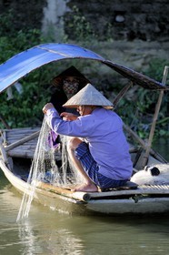 Vietnam, province de Ninh Binh, village insulaire de Kenh Ga, barque de pêcheurs
