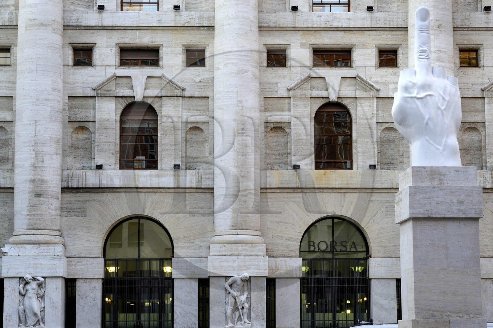 Italie, Lombardie, Milan, un doigt d’honneur dressé face à la Bourse de Milan oeuvre du sculpteur Maurizio Cattelan