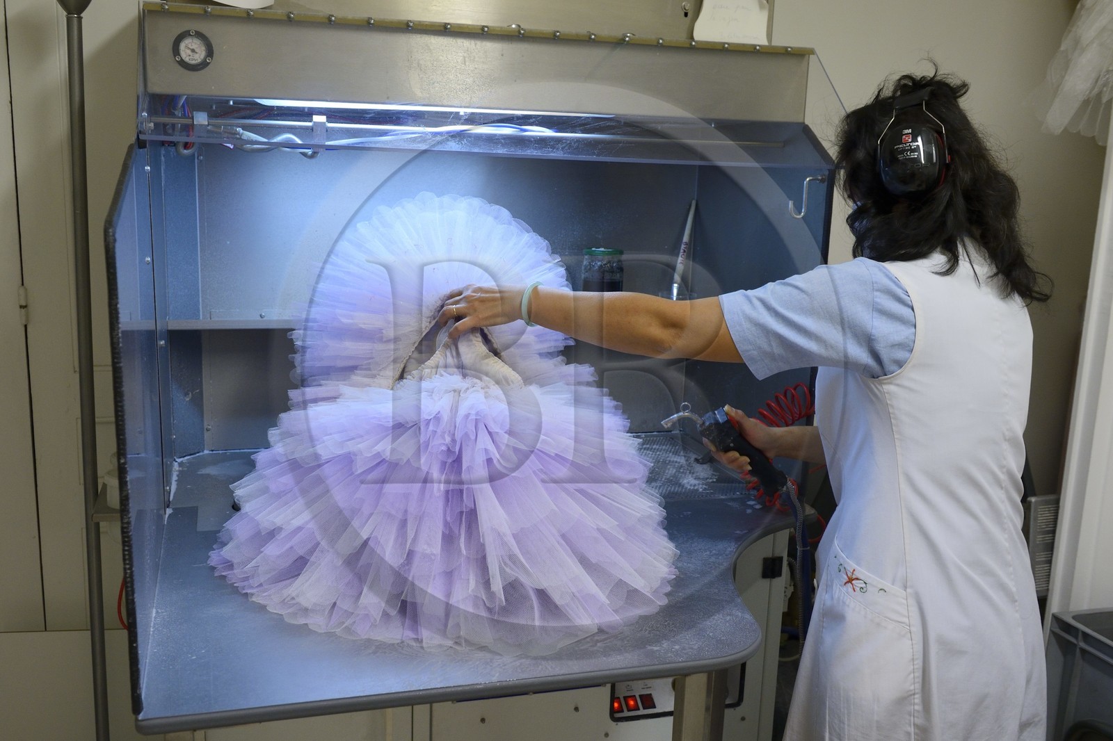 France, Paris (75), Opéra Garnier, les ateliers du costume, les ateliers flous, amidonnage d'un tutu