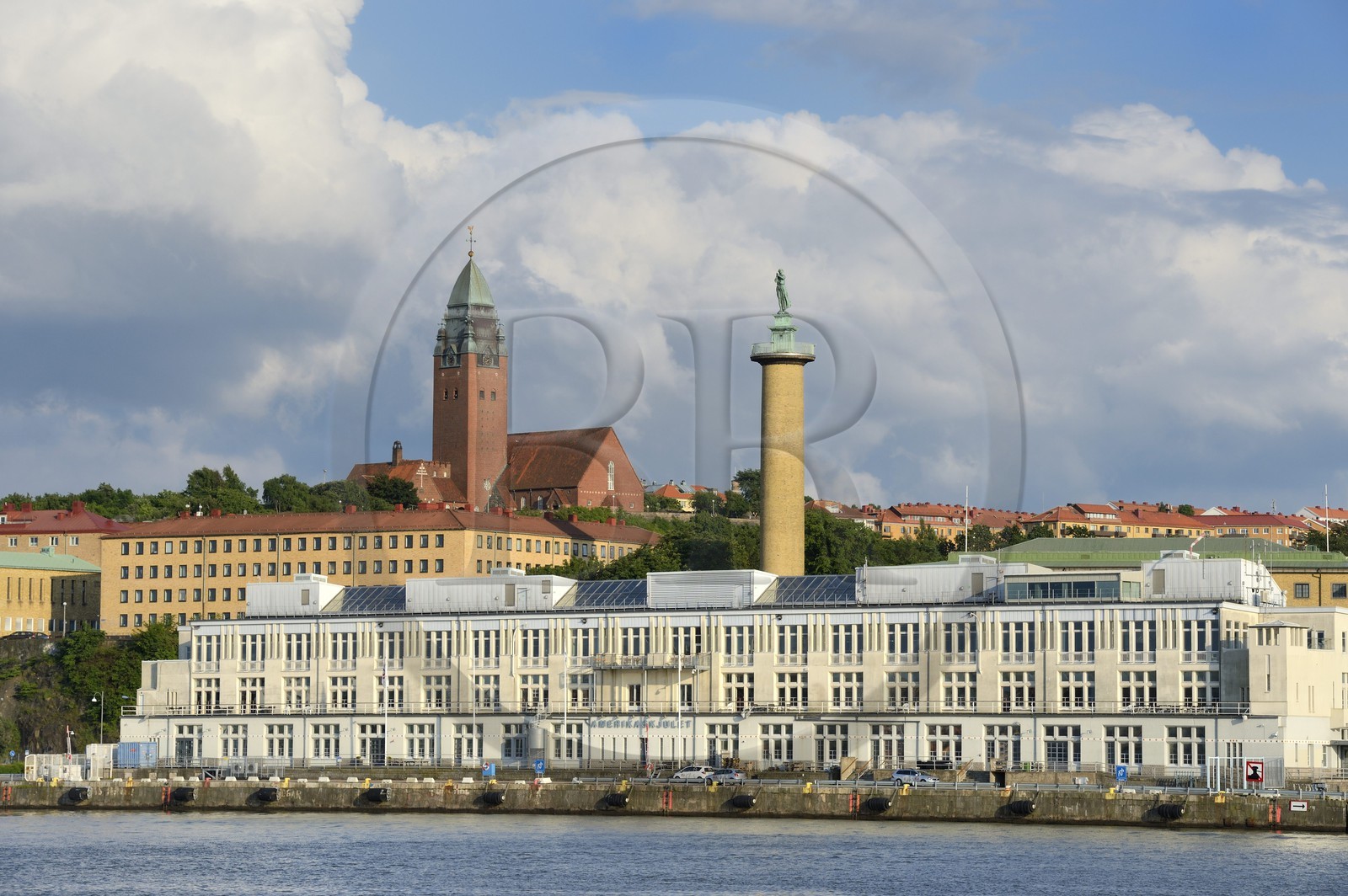 Suède, Västra Götaland, Göteborg (Gothenburg), port de pêche et l'église Masthugg (Masthuggskyrkan) en arrière plan