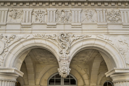 France, Charente-Maritime (17), La Rochelle, facade extérieure de style gothique flamboyant de l'Hôtel de Ville, une des clés pendantes du portique