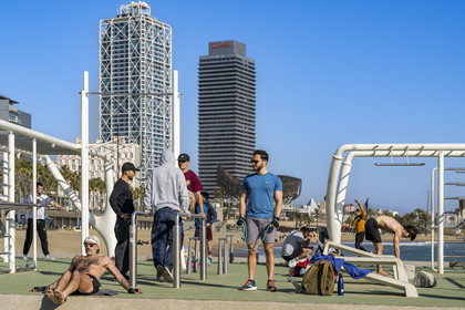 Espagne, Catalogne, Barcelone, La Barceloneta, installation de musculation en plein air en bord de mer