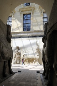 France, Paris (75), Musée du Louvre, Antiquités orientales, Cour Khorsabad, statues monumentales assyriennes de taureaux ailés, gardiens des portes du palais du roi Sargon II du VIIIe siècle avant JC