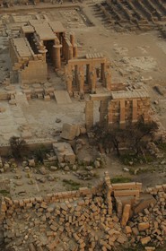 Egypte, Haute Egypte, vallée du Nil, environs de Louxor, nécropole thébaine classée Patrimoine Mondial de l'UNESCO, Thèbes Ouest, temple de Ramesseum (vue aérienne)