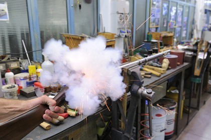 Italie, Lombardie, province de Brescia, Gardone Val Trompia, fabriquant d’armes historiques à chargement par la bouche Davide Pedersoli & C, test d'un fusil