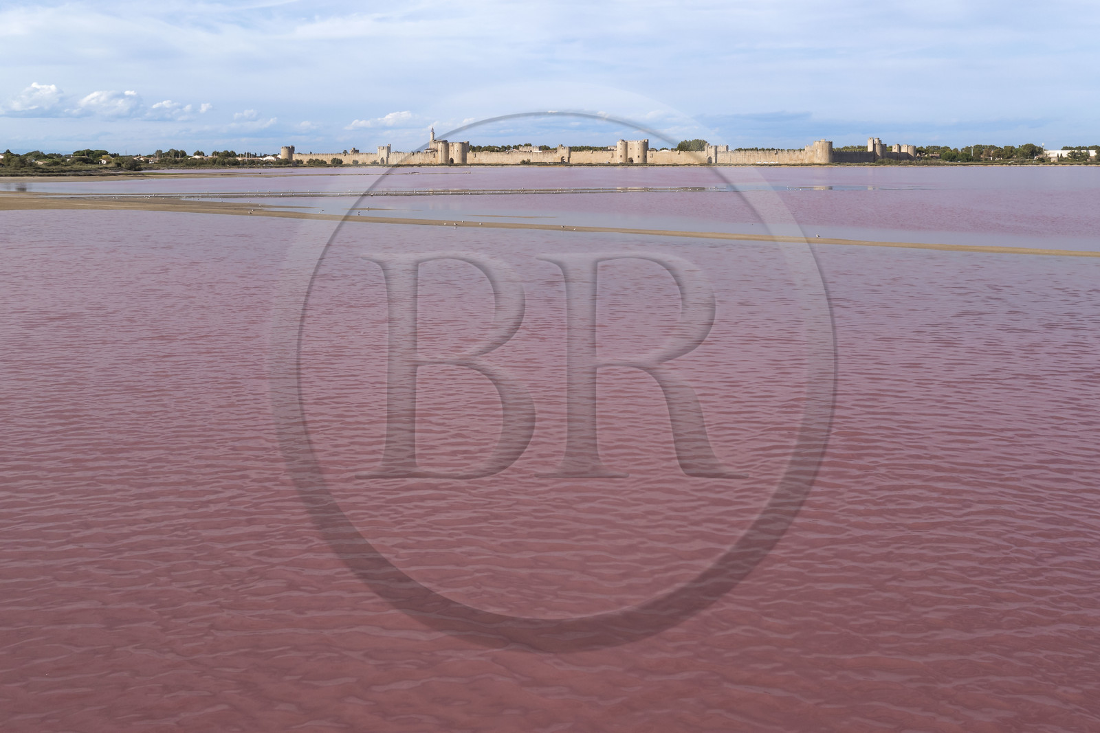 France, Gard (30), Aigues-Mortes, la ville médiévale entourée par ses remparts en bordure des marais salants (Salins du Midi) (vue aérienne)