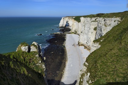 France, Seine-Maritime (76), Pays de Caux, Côte d'Albâtre, Etretat, la Manneporte vue depuis la pointe de la Courtine