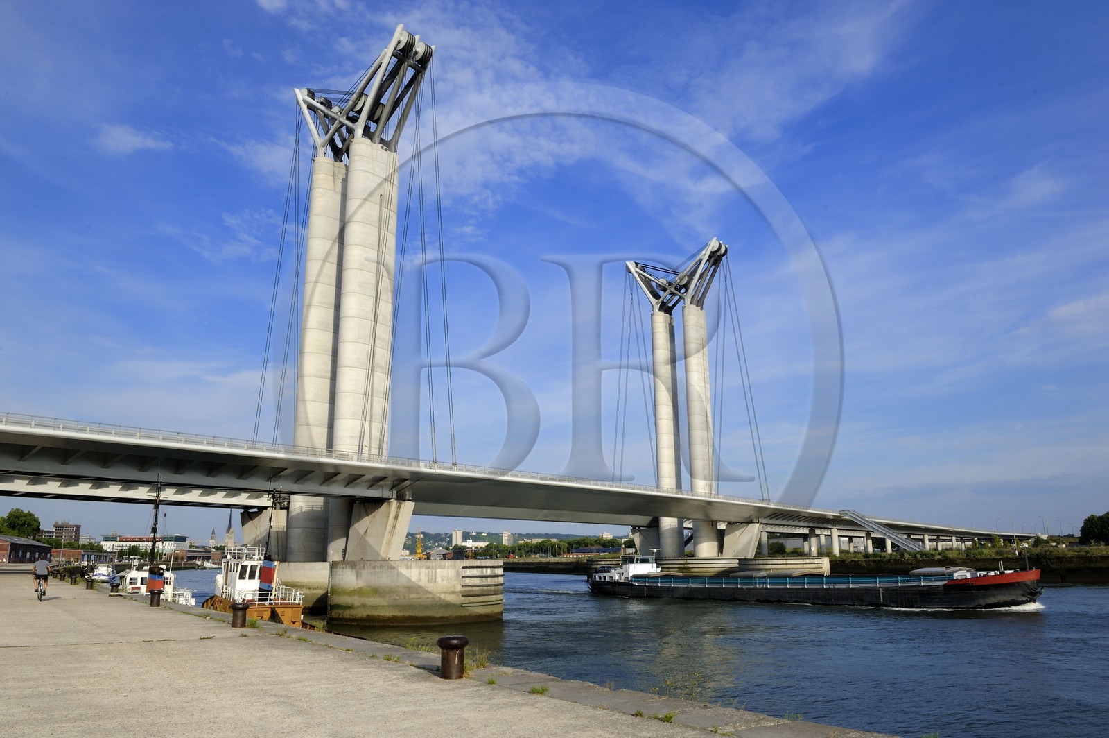 France, Seine-Maritime (76), Rouen, le pont levant Gustave Flaubert sur la Seine